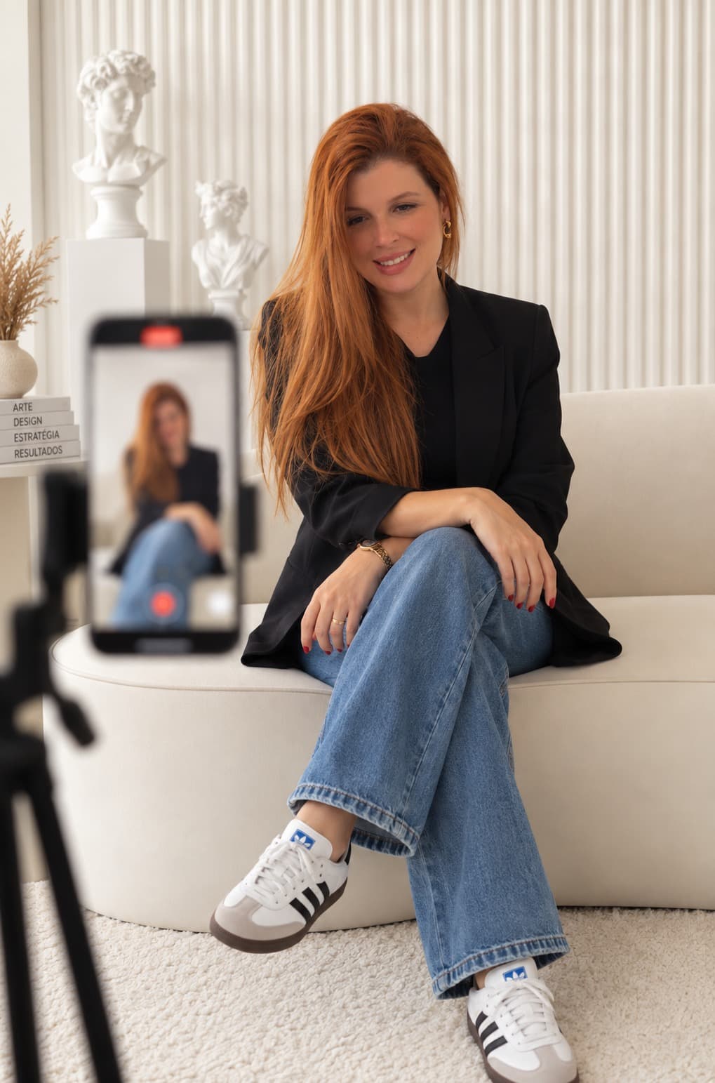 Letícia Baruch gravando conteúdo